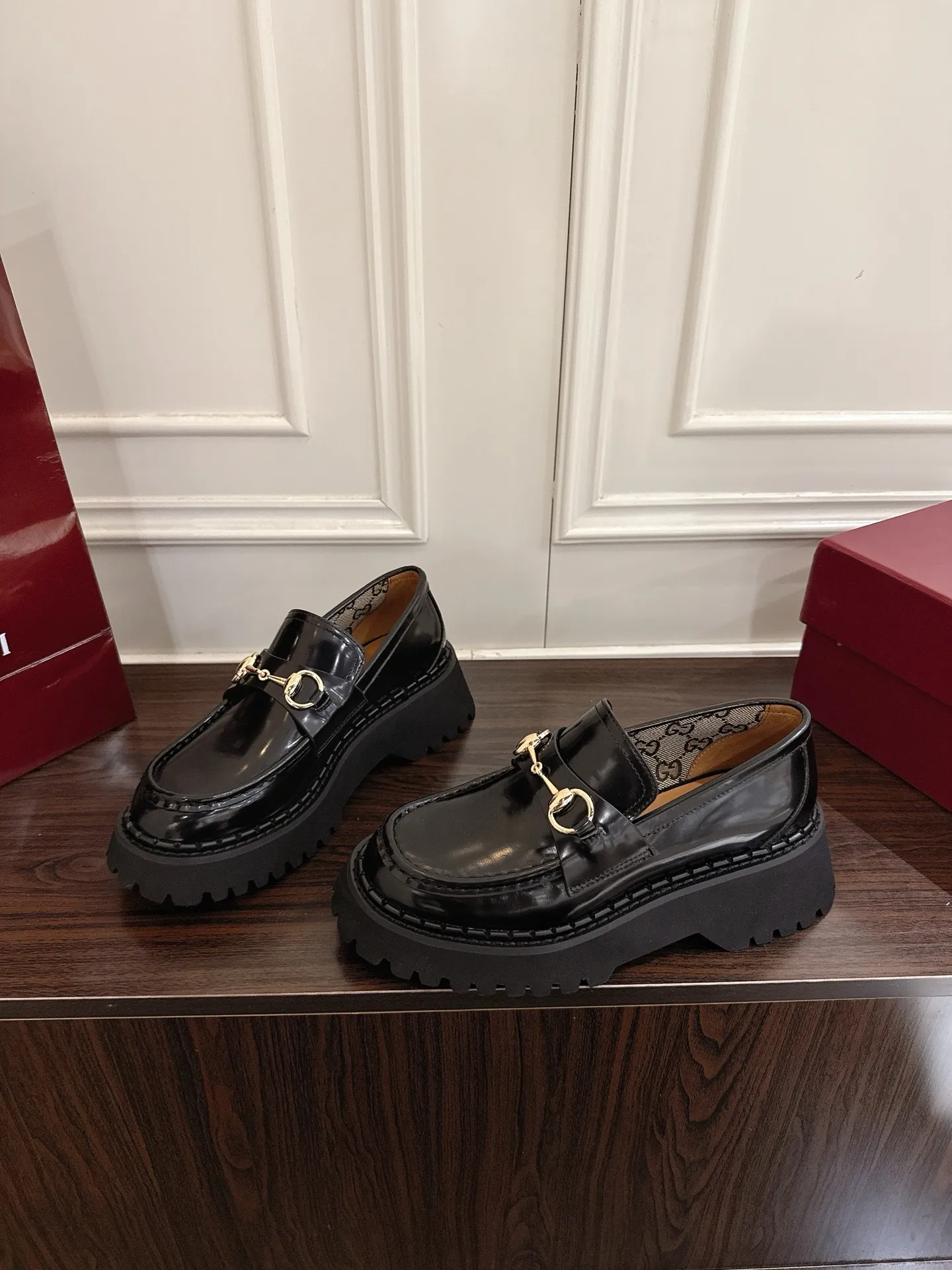 👟👟Ex-factory price 560👟👟 Gucci loafers with horsebit groove soles. As a tribute to the brand's equestrian roots, the horsebit has gone through years of baptism, integrating its rich historical heritage and modern fashion into one. Cowhide surface, sole thickness 5cm, size: 35-42# 39-46#